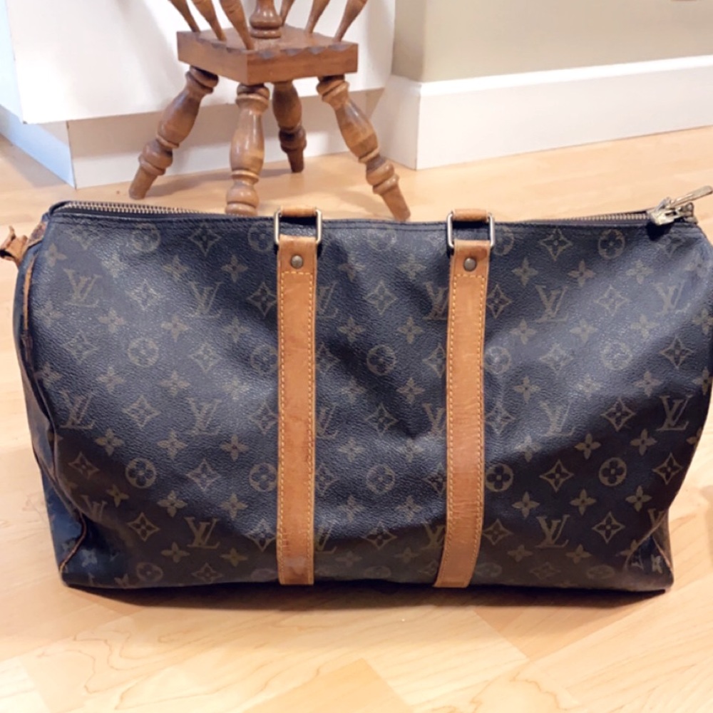 EUC Louis Vuitton Sac Duffle Bag 35 & comes with strap.